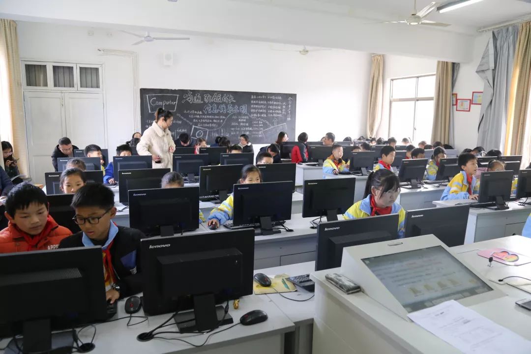 創(chuàng)新教學(xué)共研究 信息技術(shù)融課堂--縣信息教研活動在花橋中小舉行